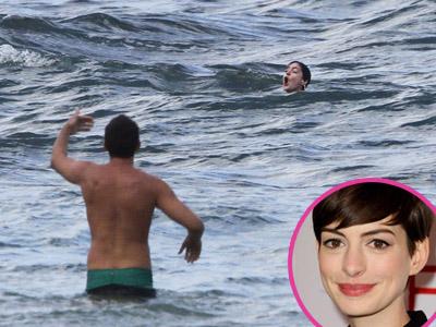 Duh, Anne Hathaway Hampir Tenggelam di Hawaii!